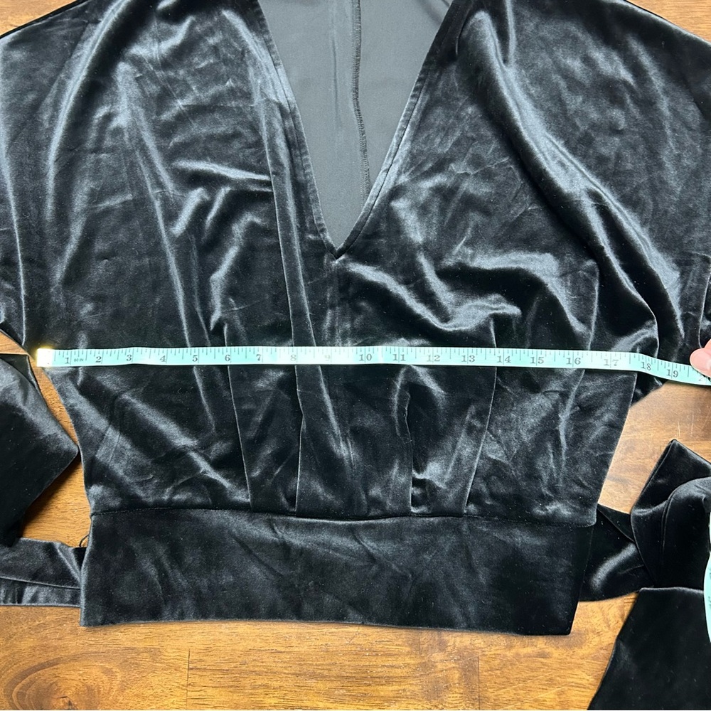 Good American Velvet Deep V Neck Long Sleeve Belted Blouse Black Size 2 / Size M - Picture 14 of 16